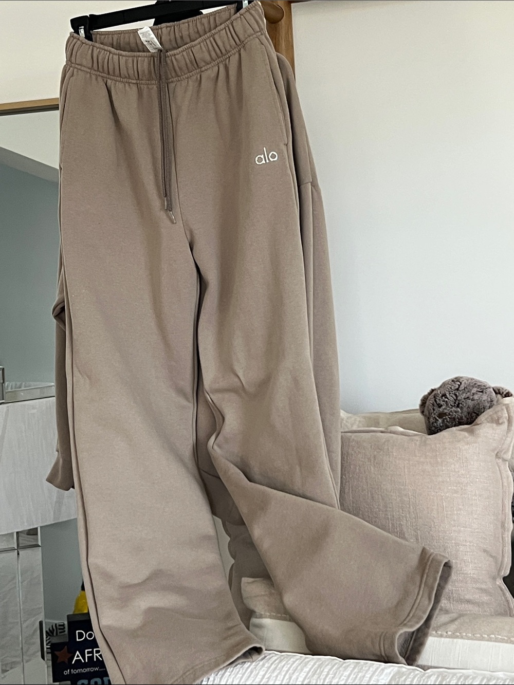 ALO Yoga Women’s Taupe Accolade straight leg Sweatpants - Relaxed Fit - Picture 2 of 8
